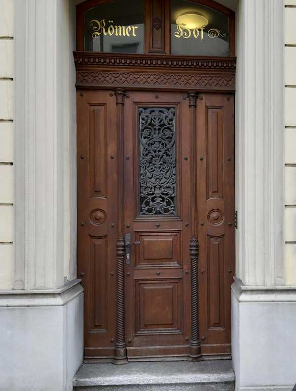 Das Resilienz-Atelier befindet sich in den Räumlichkeiten der ehemaligen Arztpraxis Römerhof im Obertor 1 in Winterthur. Die reich verzierte Eingangstür ist ein Zeugnis aus alten Zeiten.